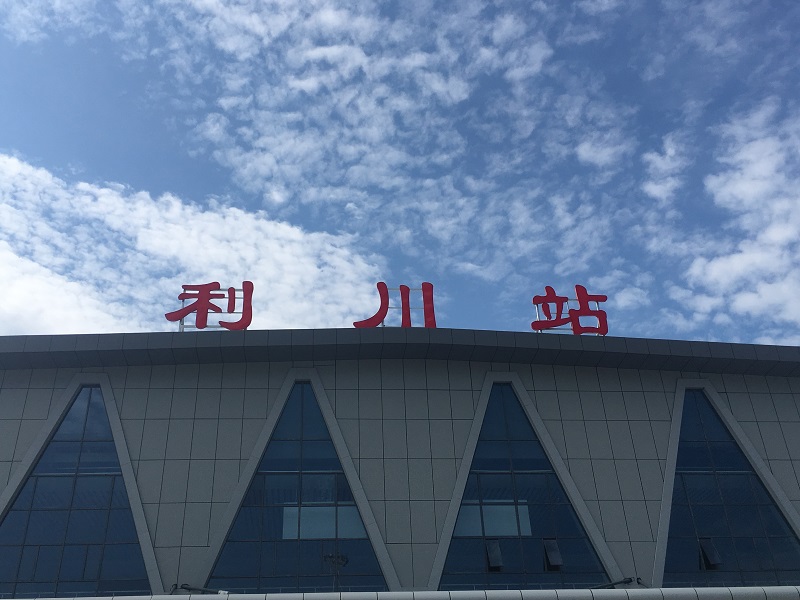 客運(yùn)車站進(jìn)、出站通道區(qū)有哪些靜態(tài)標(biāo)識(shí)？